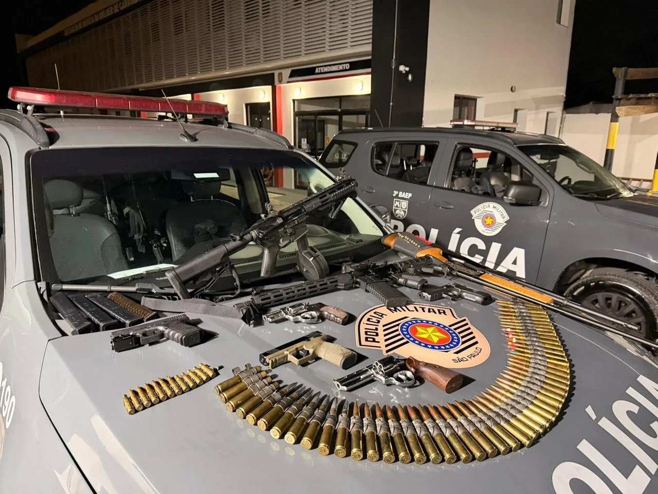 PM prende 7 e descobre arsenal com fuzis e centenas de munições em pousada de Caraguatatuba