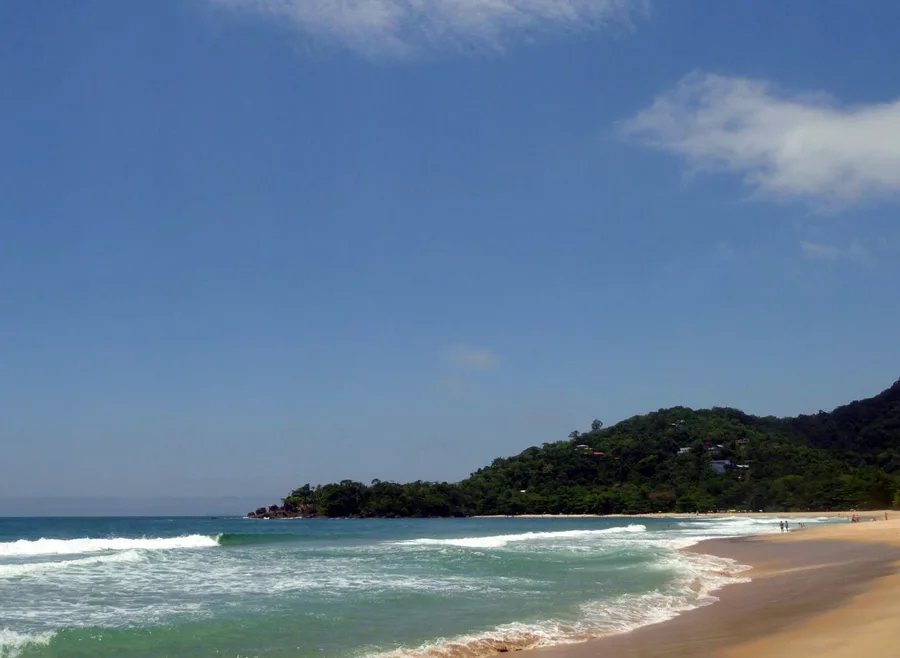 Embarcação atinge banhista em Ubatuba na Praia do Félix e GBMar aciona resgate aéreo