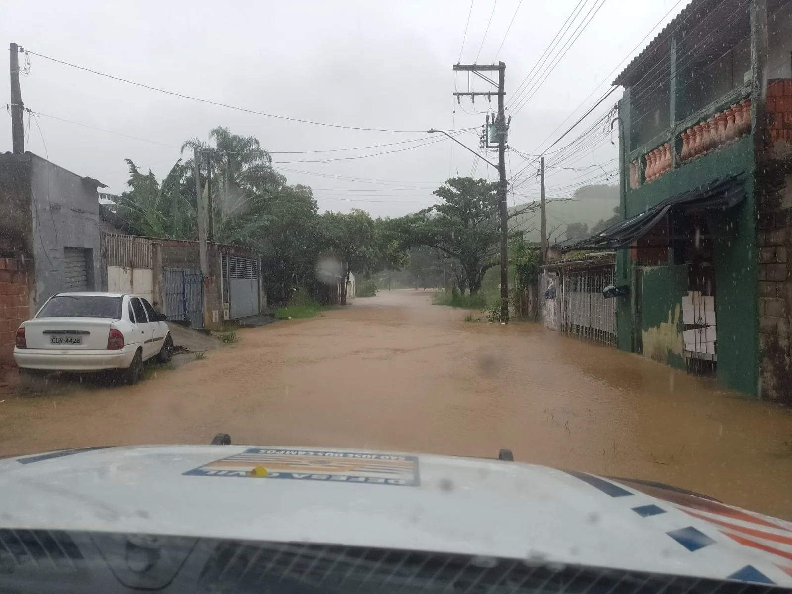 Chuva extrema em Ubatuba provoca isolamento, interdita rodovias e eleva risco de deslizamentos