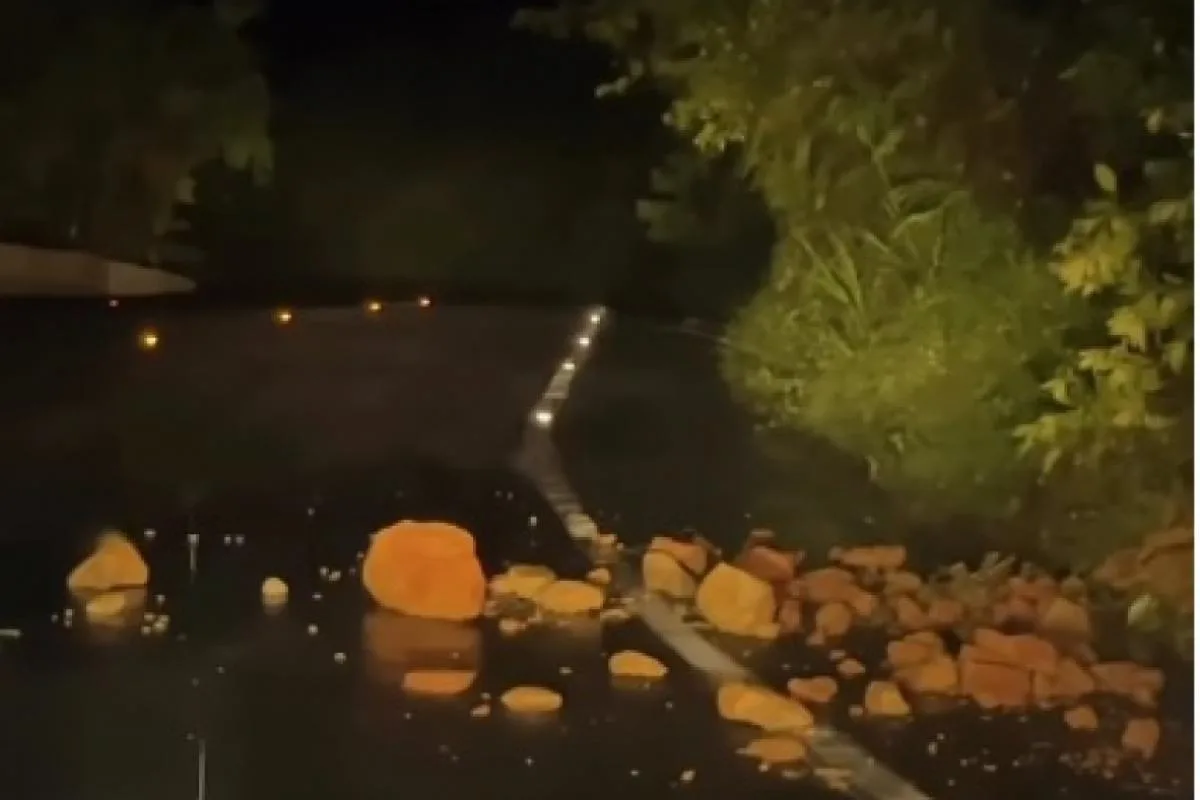 Queda de pedras e barreira interrompem totalmente Rodovia Oswaldo Cruz (SP-125), no trecho de Serra, em Ubatuba