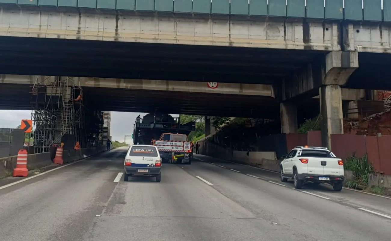 Caminhão com carga excedente na Via Dutra