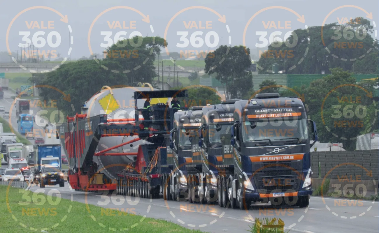 Carreta com carga de quase 500 toneladas deixa Via Dutra, no Vale do Paraíba, sem intercorrências e segue na rodovia D. Pedro I