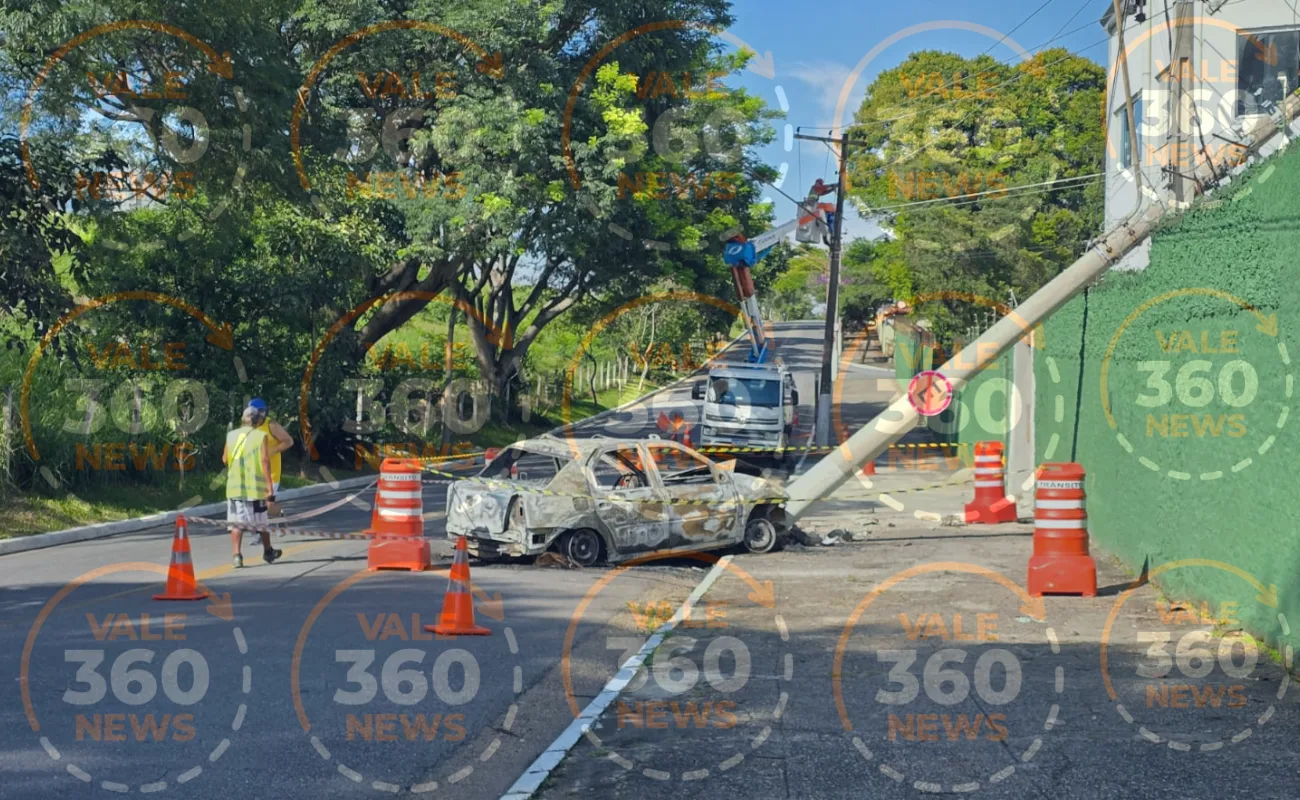 Carro quebra poste em Avenida de Caçapava