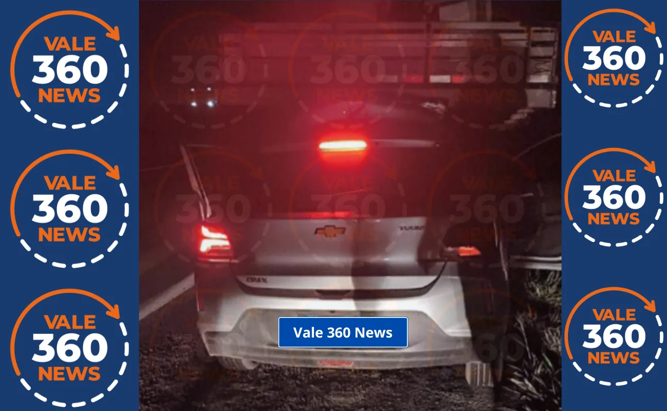 Carro fica encaixado na traseira de caminhão, após acidente fatal em rodovia de São José dos Campos