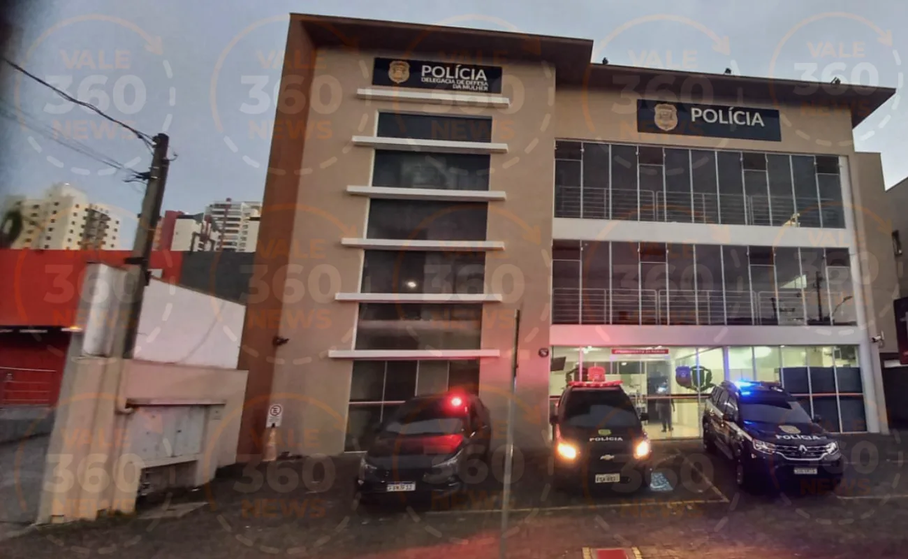 Tentativa de feminicídio: Filha de 13 anos vê pai esfaquear a mãe e pede socorro por videochamada em São José dos Campos