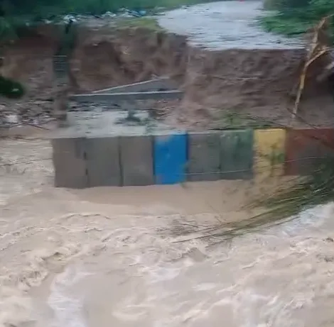 Pontes levadas pela força das águas: estruturas caem na divisa de Caçapava com São José dos Campos e Taubaté