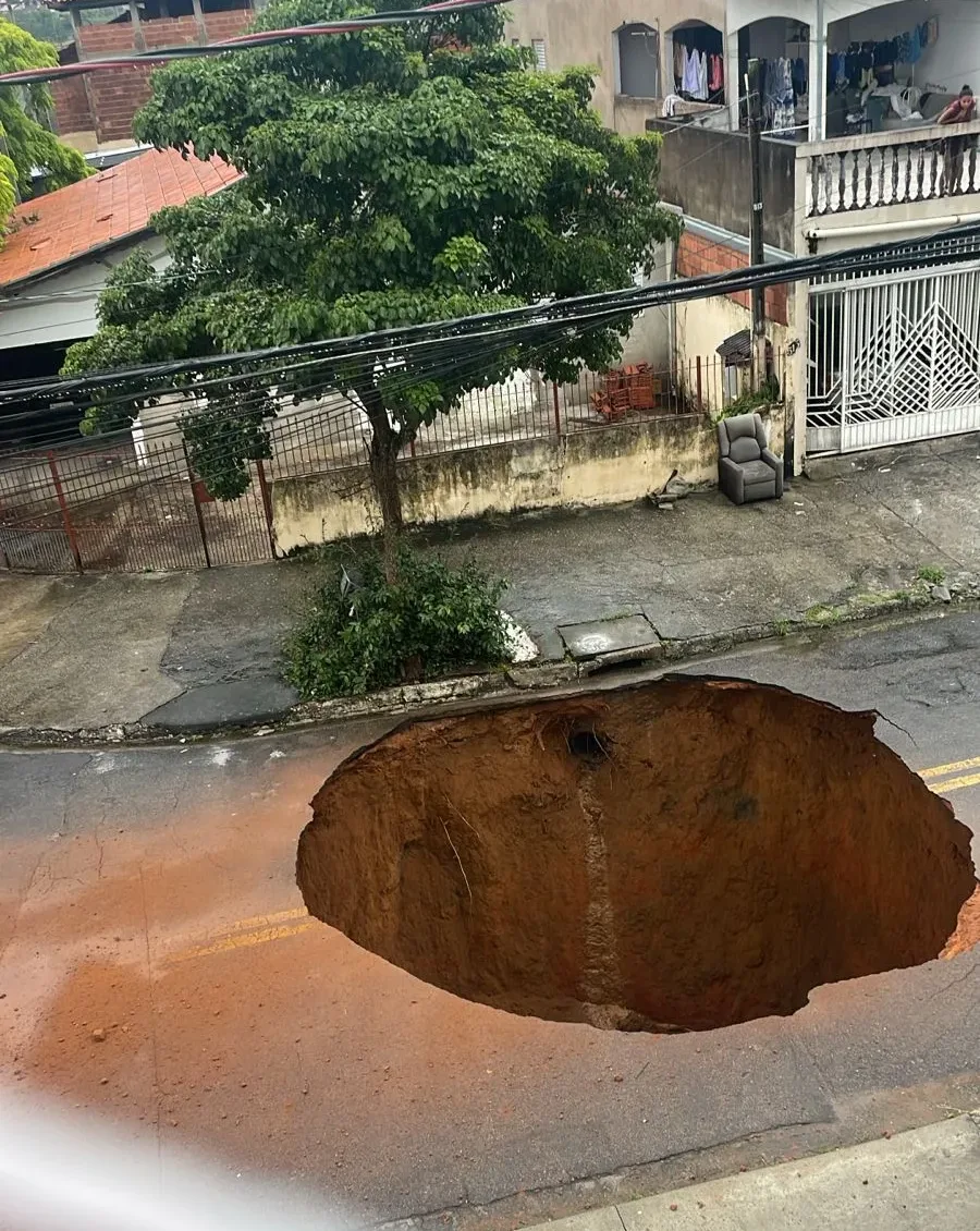 Cratera gigante em rua de São José dos Campos