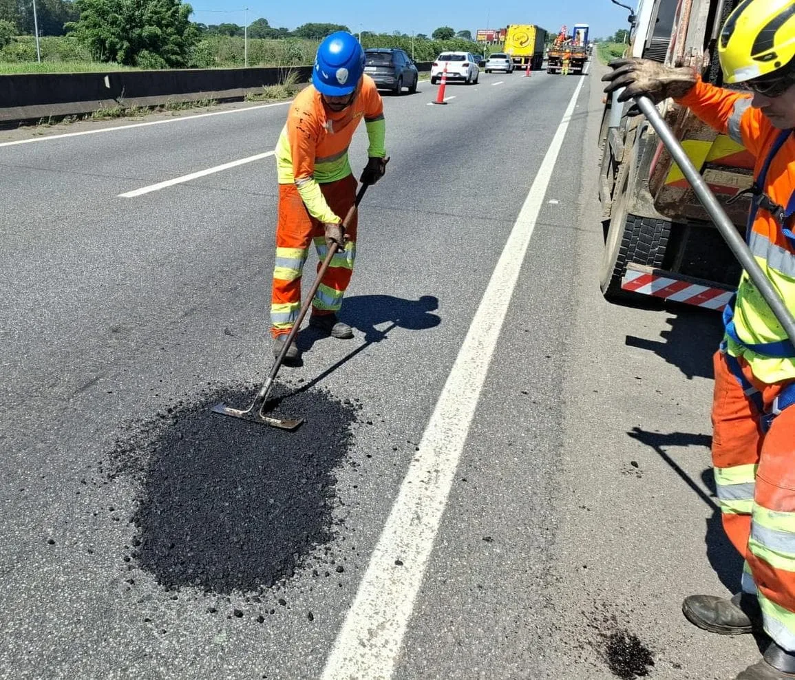 Obras na Dutra: Mutirão tapa-buraco atua em São José dos Campos, Guaratinguetá e Roseira e fecha 176 buracos