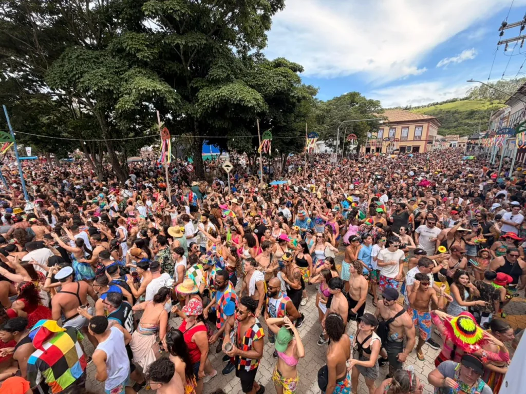 Marchinhas e blocos agitam foliões nas ruas de São Luiz do Paraitinga. Bloco do Juca Teles atraí multidão 3 Bloco do Juca Teles atraí multidão