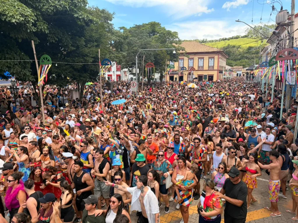 Marchinhas e blocos agitam foliões nas ruas de São Luiz do Paraitinga. Bloco do Juca Teles atraí multidão 4 Bloco do Juca Teles atraí multidão