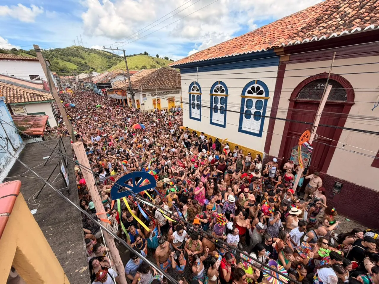 Marchinhas e blocos agitam foliões nas ruas de São Luiz do Paraitinga. Bloco do Juca Teles atraí multidão