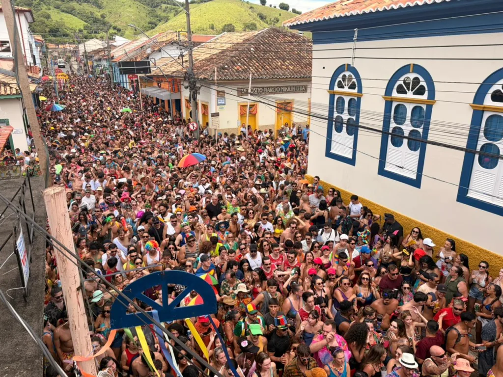 Marchinhas e blocos agitam foliões nas ruas de São Luiz do Paraitinga. Bloco do Juca Teles atraí multidão 1 Bloco do Juca Teles atraí multidão