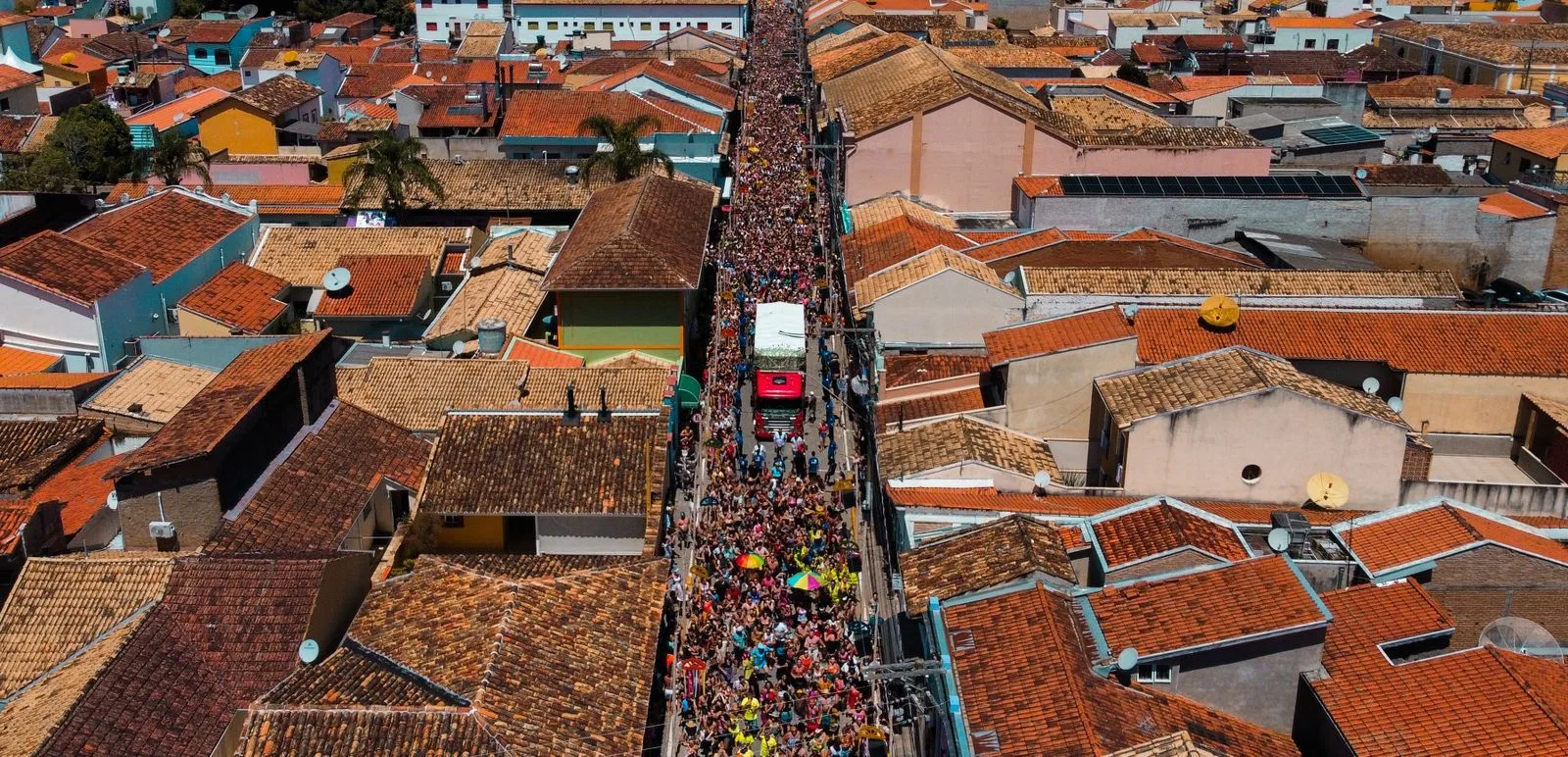 Bloco do Barbosa arrasta multidão de 20 mil foliões no Carnaval de São Luiz do Paraitinga