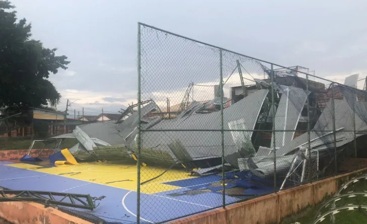 Virou ferro retorcido: Chuva derruba cobertura de quadra de escola em Taubaté