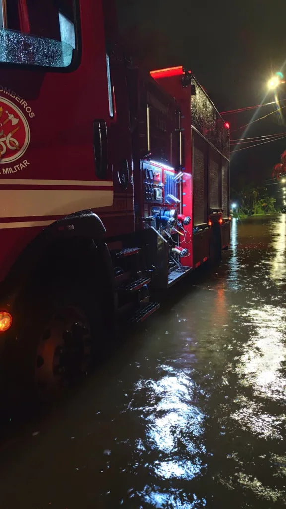 Alagamento na Mococa em Caraguatatuba: Bombeiros e Defesa Civil atendem casas inundadas durante chuva forte 2 Caraguatatuba, bairro da Mococa, alagamento, chuva forte, Corpo de Bombeiros, Defesa Civil, Litoral Norte, casas inundadas, estado de atenção, temporais, ocorrências, monitoramento de risco