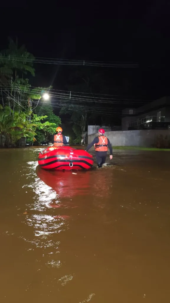 Alagamento na Mococa em Caraguatatuba: Bombeiros e Defesa Civil atendem casas inundadas durante chuva forte 1 Caraguatatuba, bairro da Mococa, alagamento, chuva forte, Corpo de Bombeiros, Defesa Civil, Litoral Norte, casas inundadas, estado de atenção, temporais, ocorrências, monitoramento de risco