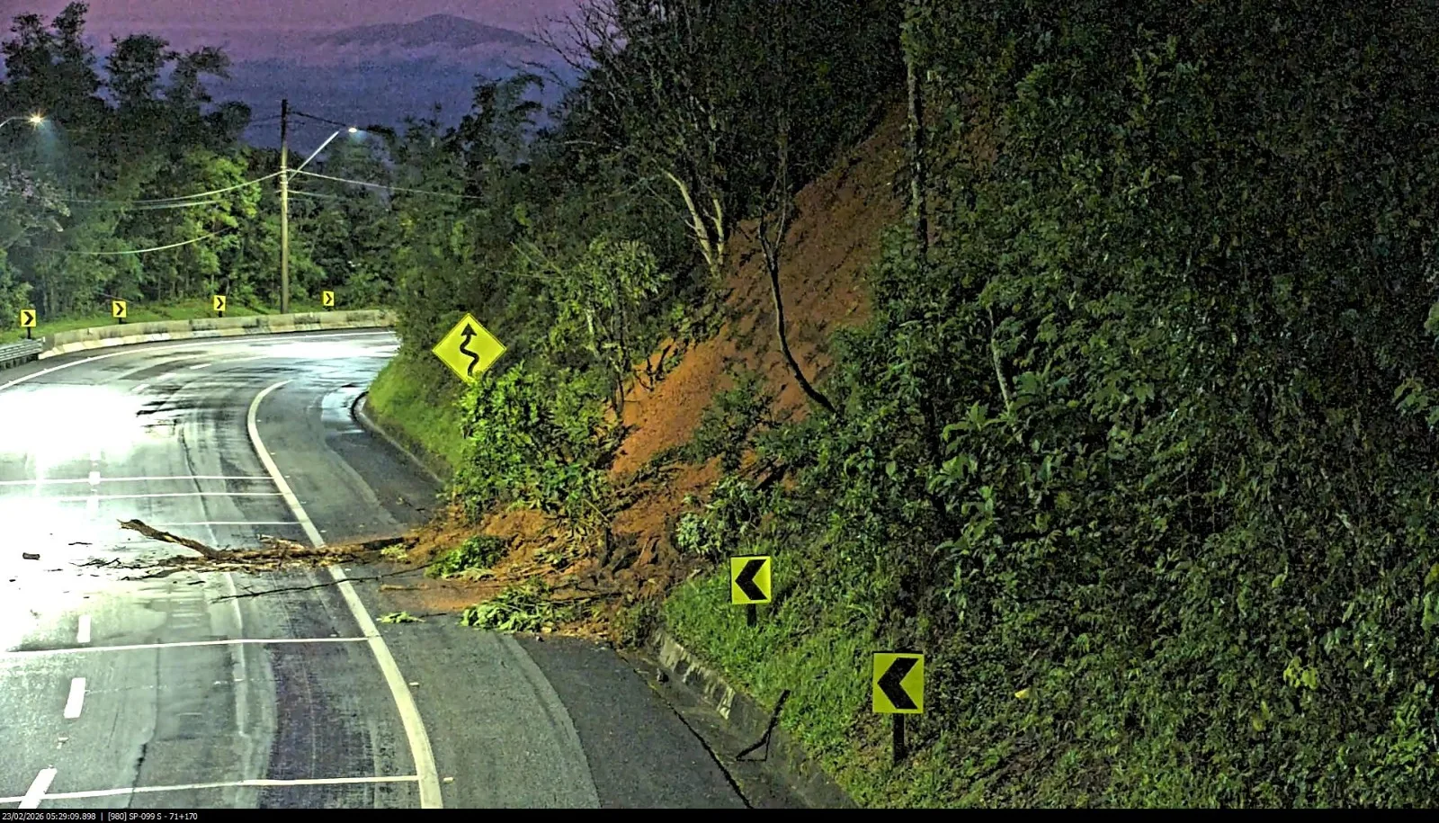 deslizamento na Rodovia dos Tamoios