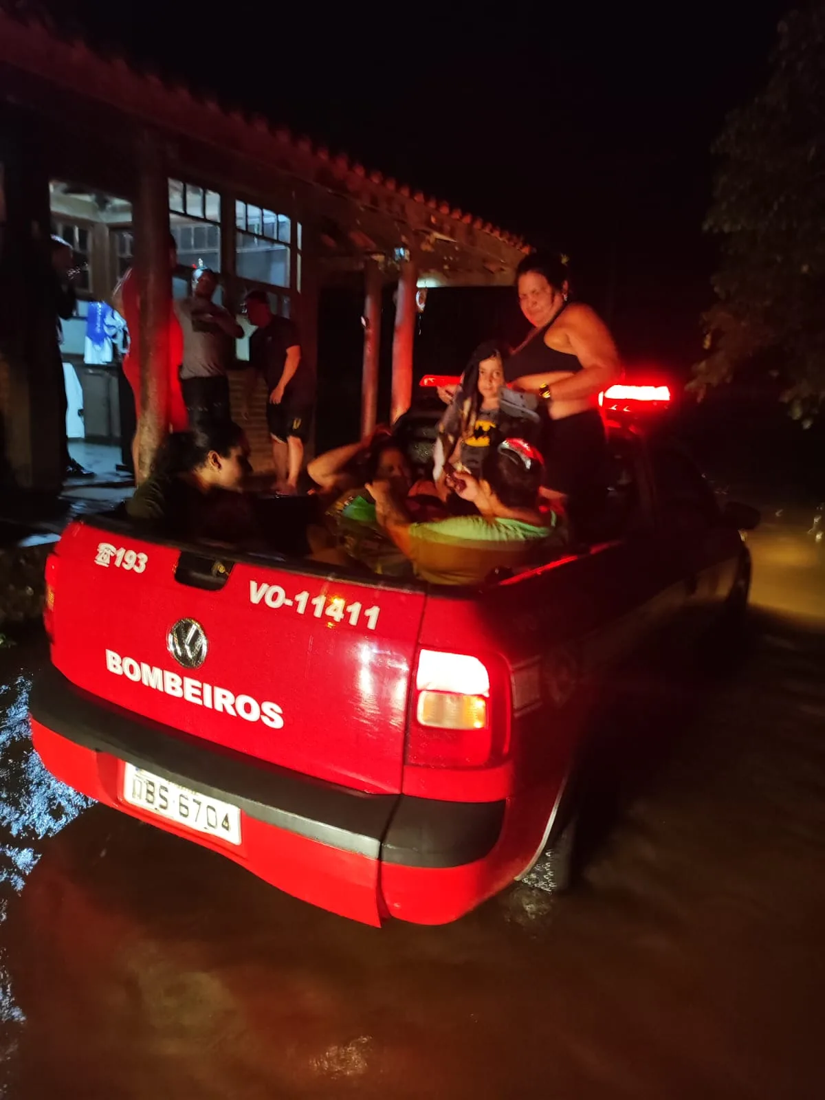 Carro ilhado na Praia da Fazenda em Ubatuba mobiliza Bombeiros; chuvas também suspendem aulas na Região Norte