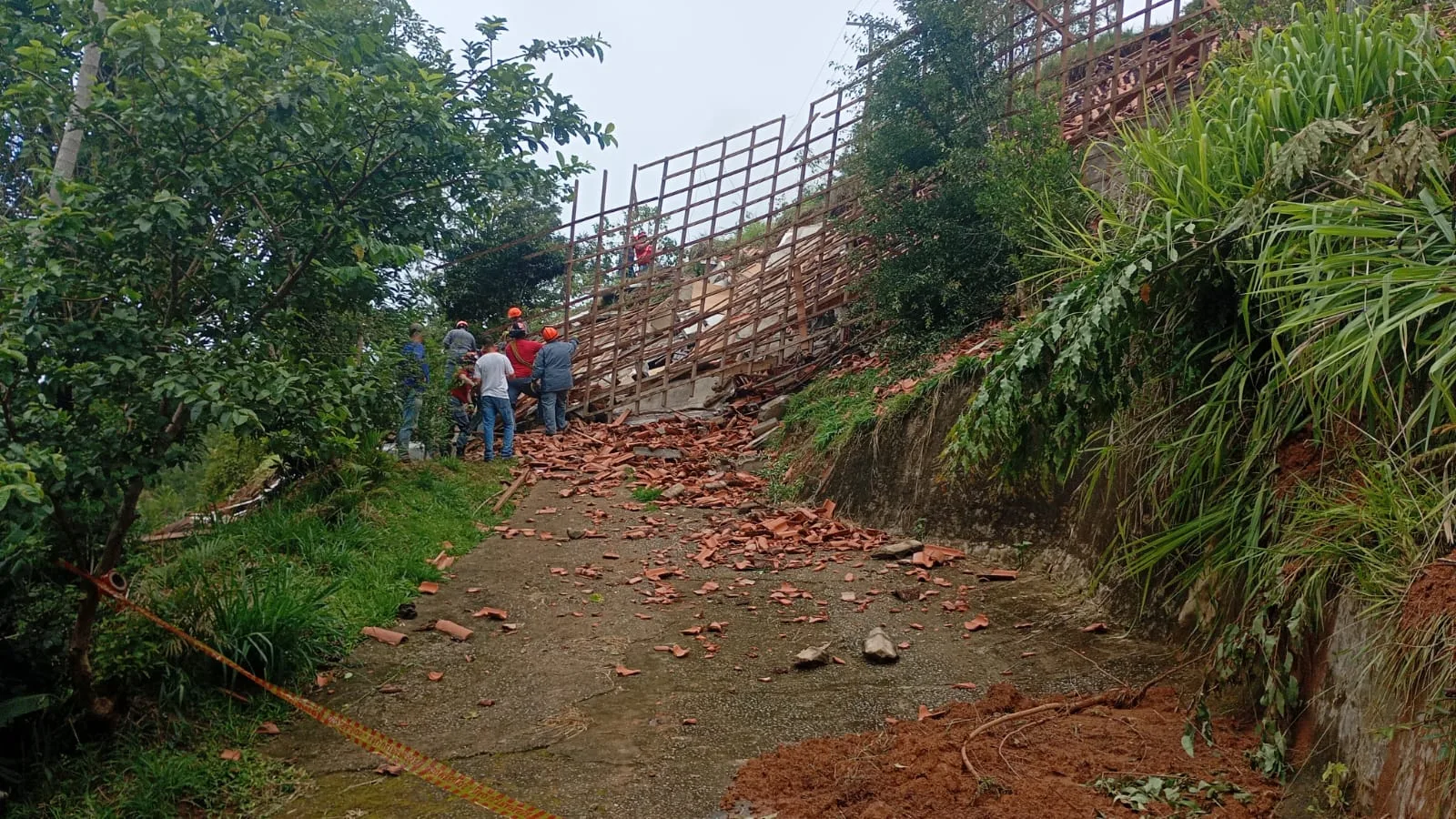 Deslizamento na Rodovia Oswaldo Cruz atinge casa e homem está desaparecido em Natividade da Serra