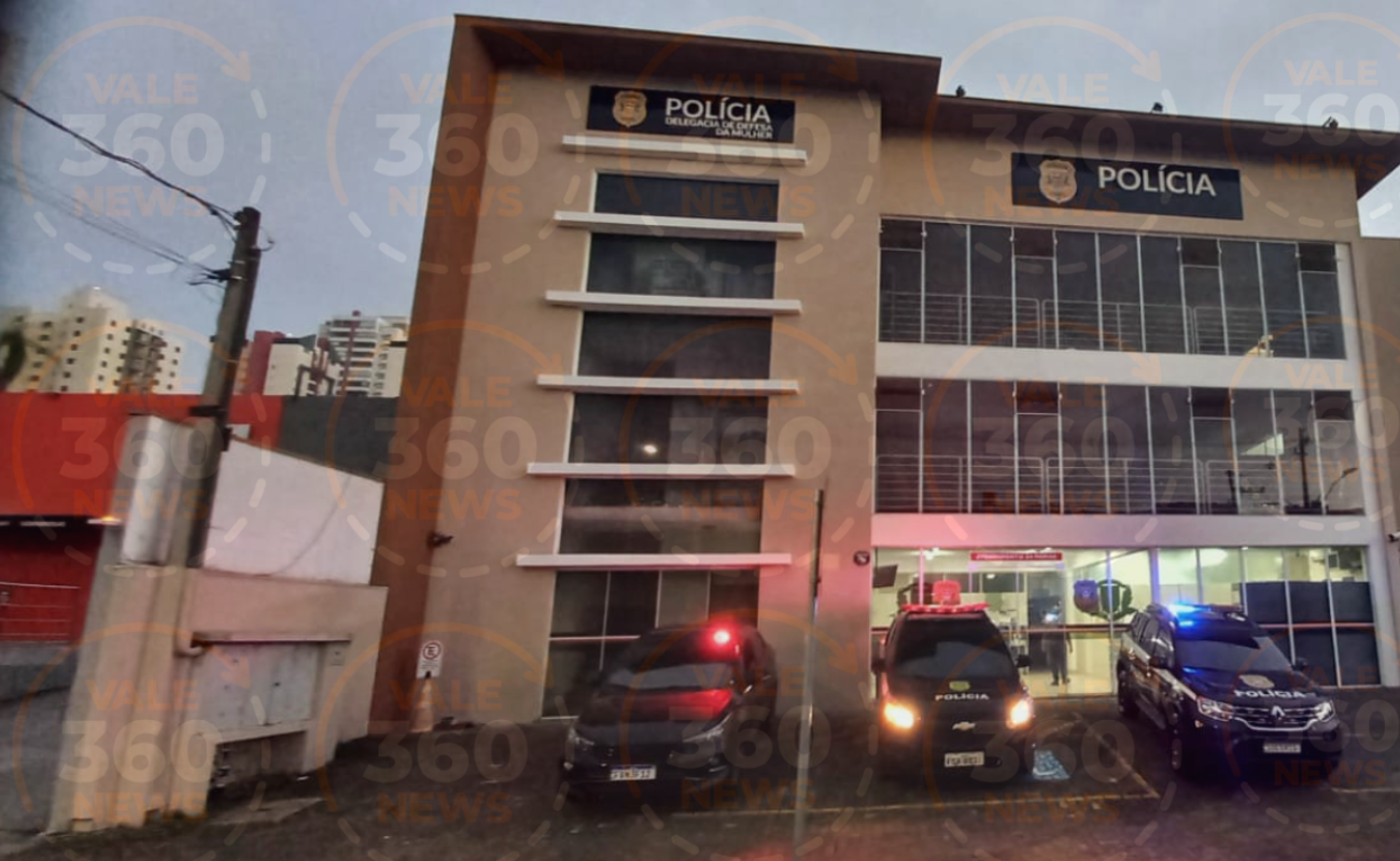 Mulher foge com bebê após ex-marido arrombar portão e invadir residência em São José dos Campos