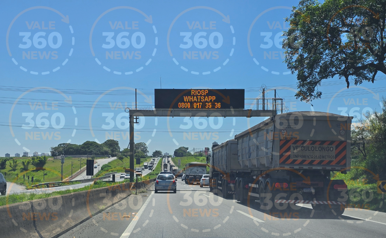 Vazamento de óleo de caminhão interdita totalmente Via Dutra em Lavrinhas
