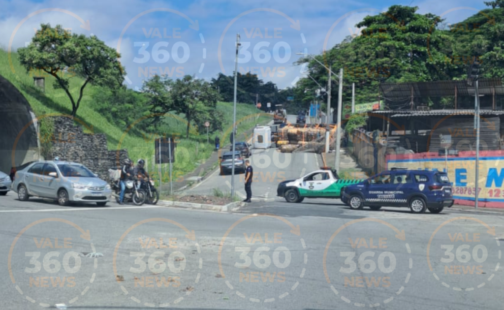 avenida de grande movimento em Taubaté