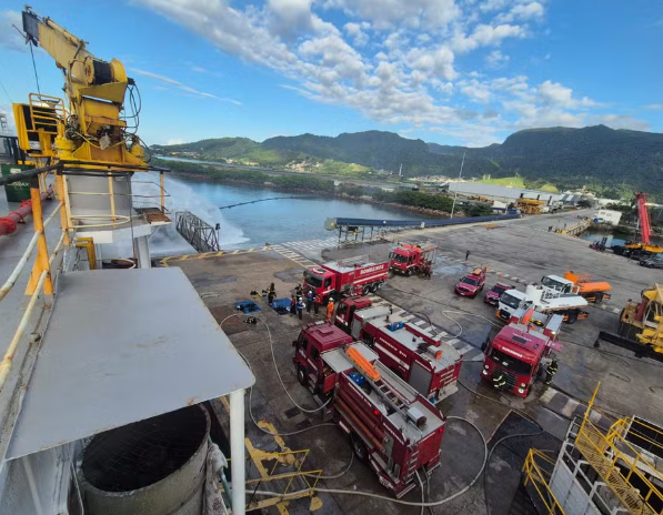 Incêndio em navio com gado em São Sebastião: seis pessoas são socorridas após ocorrência no Porto