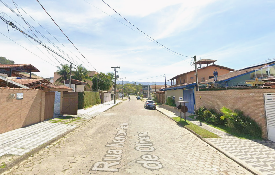Ubatuba: Criança se afoga em piscina enquanto pai dormia e é resgatada por irmão, mas não resiste e morre