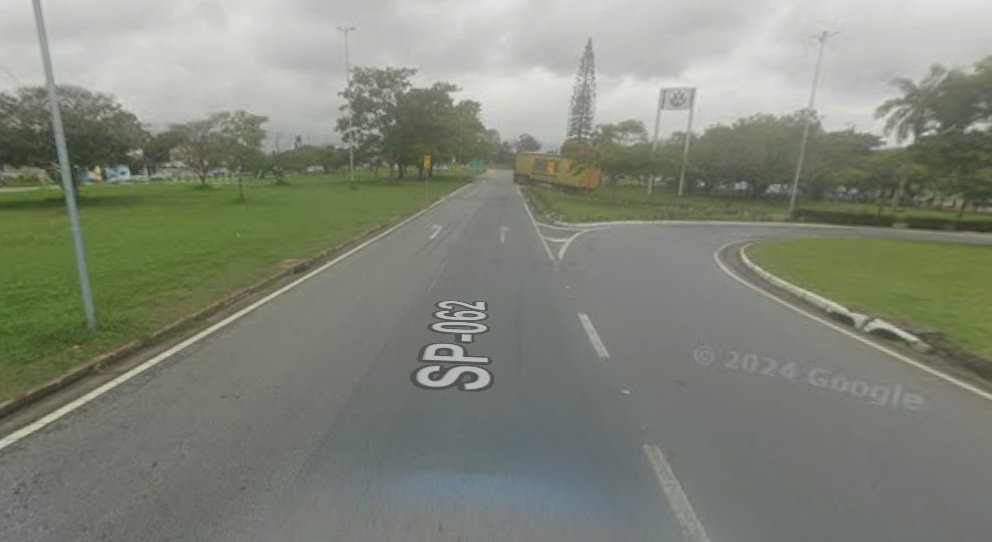 Acidente na estrada velha em Taubaté deixa motociclista gravemente ferido após colisão com van