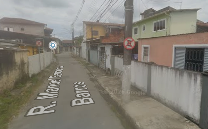 Três homens são baleados por motociclista