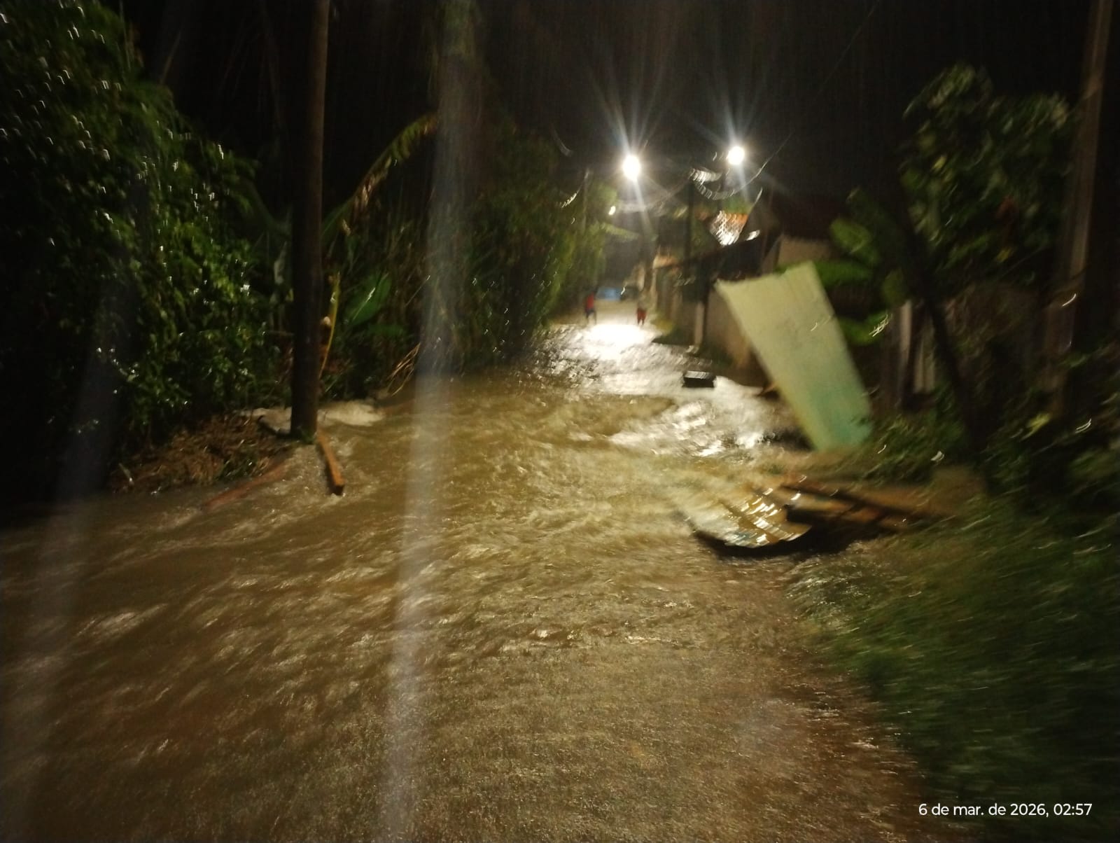 Chuva severa inunda ruas em Guaratinguetá