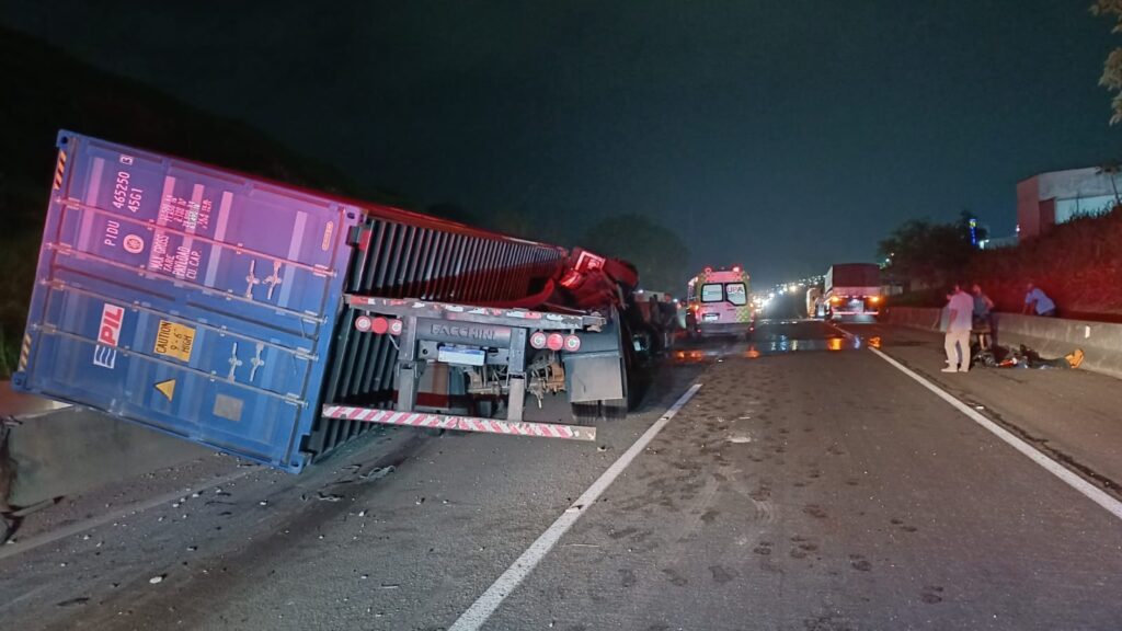 Acidente com carreta e container na Via Dutra em Aparecida interdita pista e deixa 13 quilômetros de congestionamento 2 Acidente com carreta e container na Via Dutra