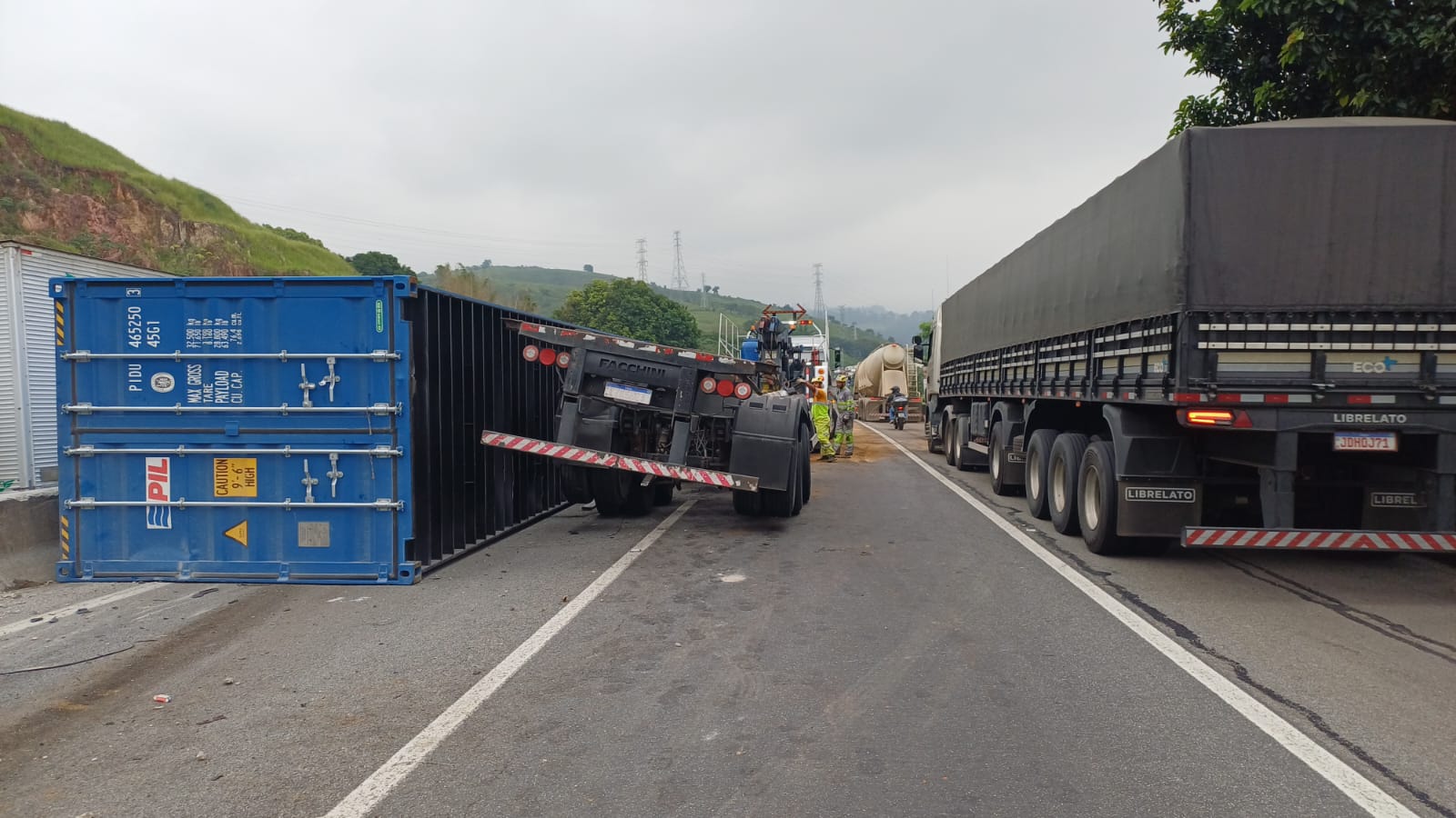 Acidente com carreta e container na Via Dutra