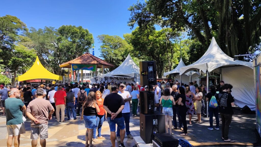 Protesto contra aumento do IPTU em Caçapava reúne moradores na Praça da Bandeira com críticas a Yan Lopes 1 protesto contra aumento do IPTU em Caçapav