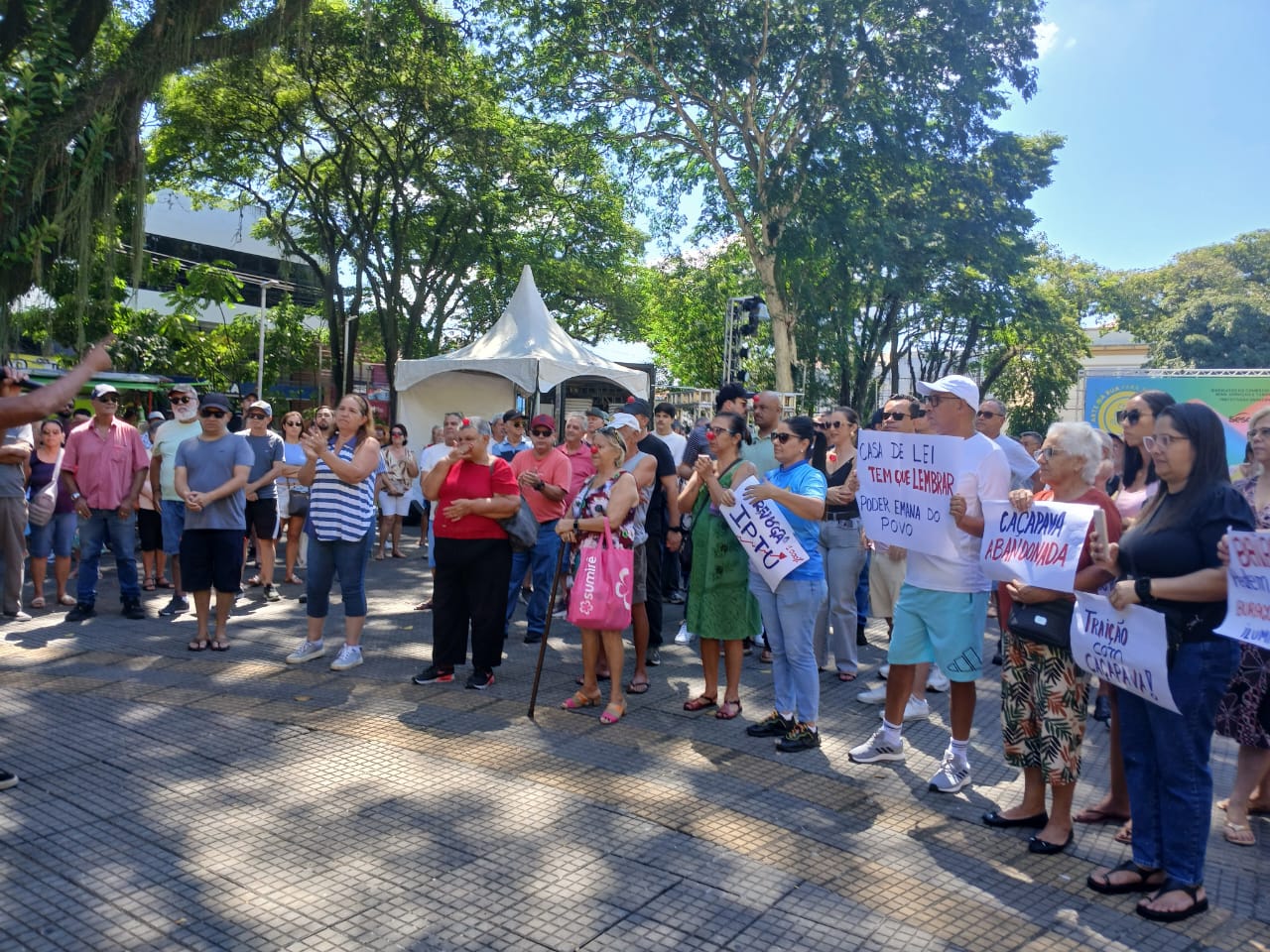 Protesto contra aumento do IPTU em Caçapava reúne moradores na Praça da Bandeira com críticas a Yan Lopes