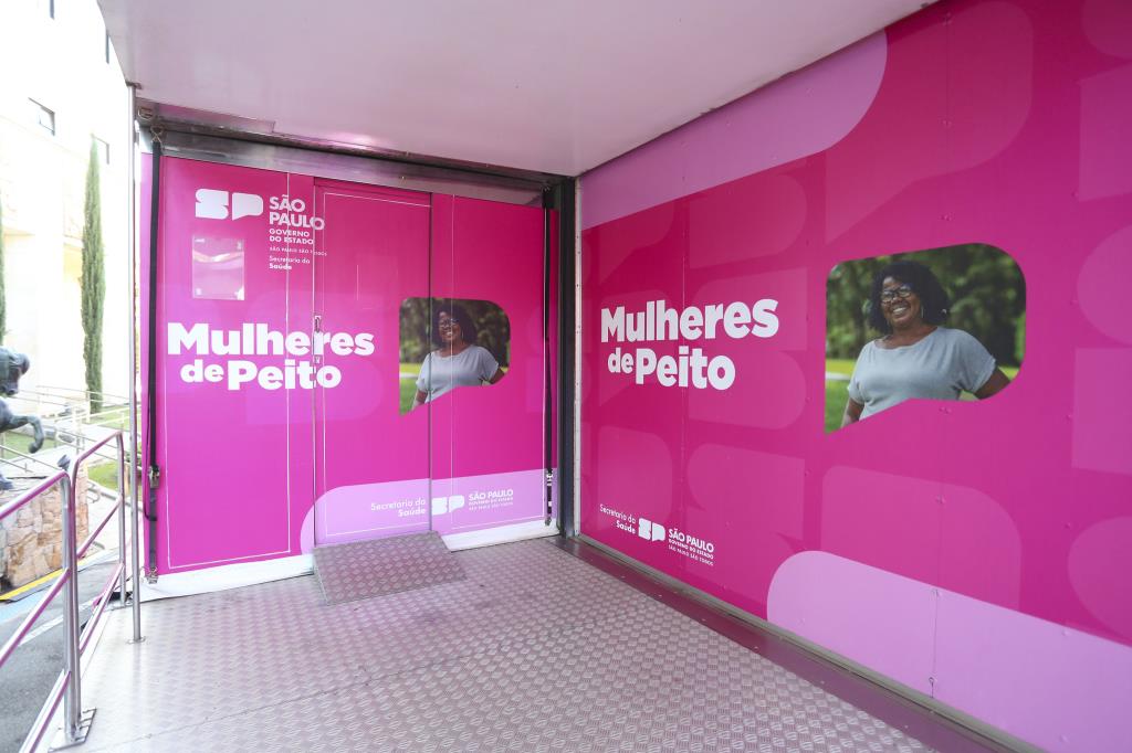 Carreta da mamografia em Taubaté