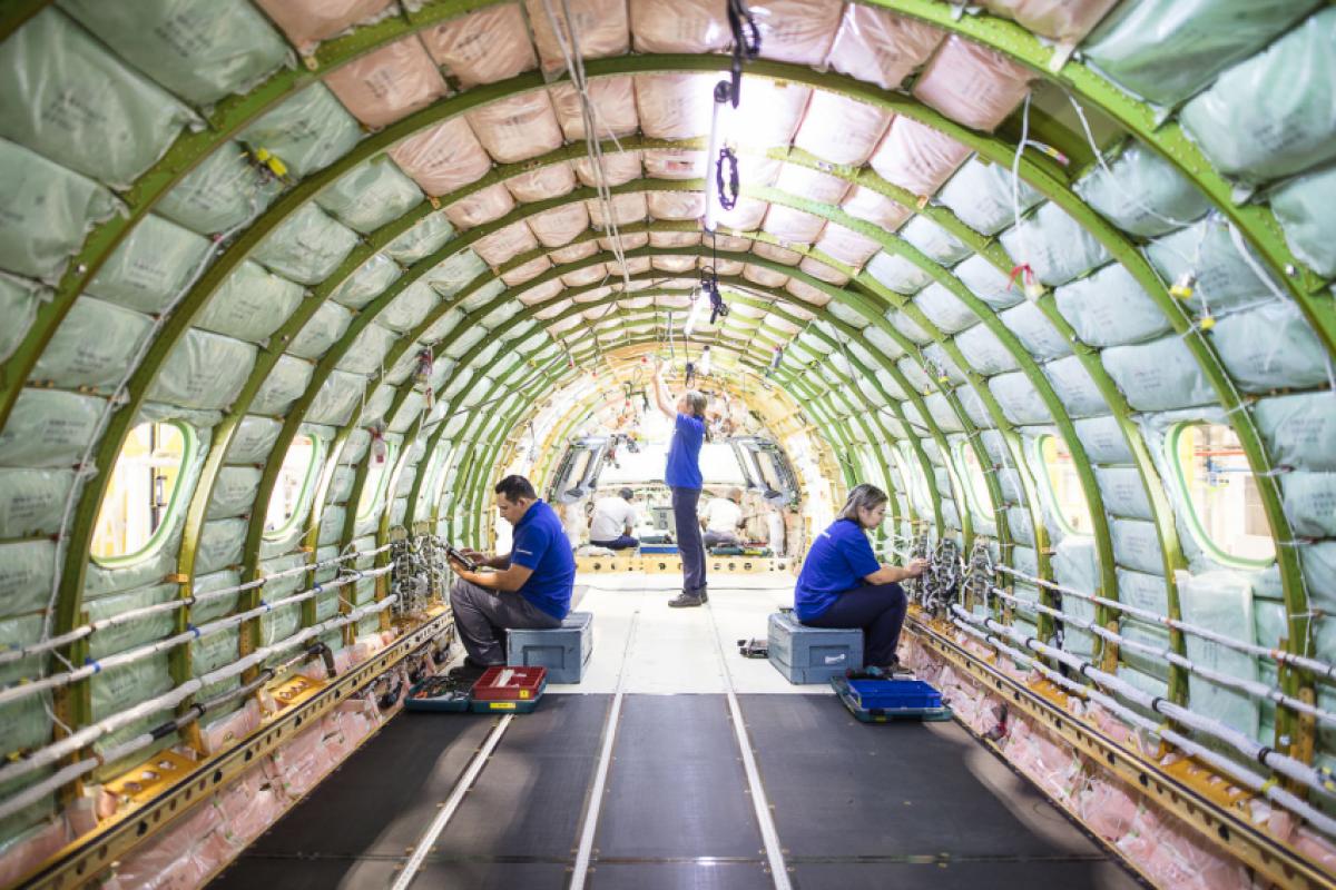 Curso de auxiliar de produção aeronáutica da Embraer