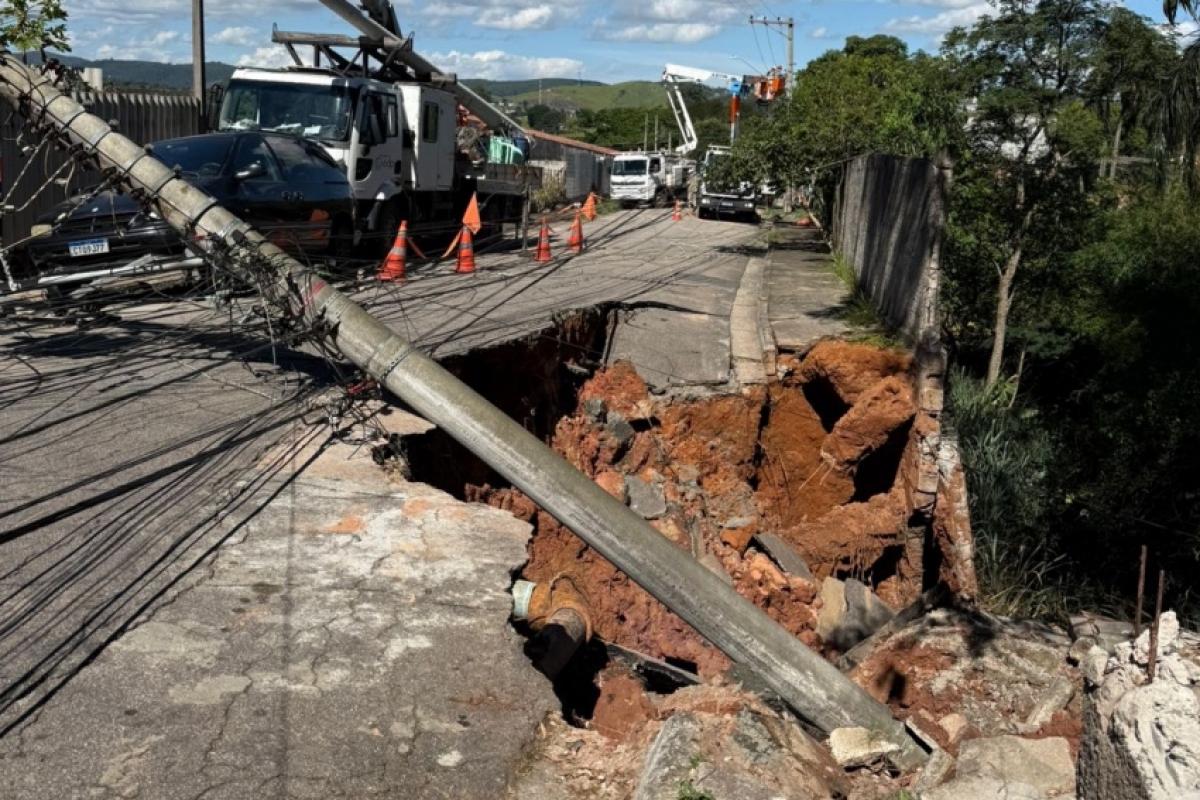 Cratera se abre em São José dos Campos, derruba poste, deixa homem gravemente ferido e Prefeito cobra Sabesp