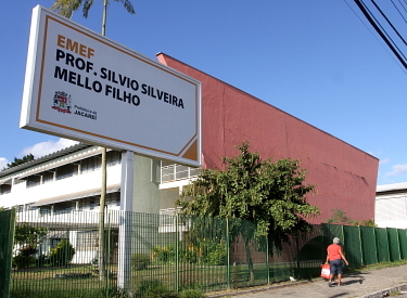 Denúncia de exames sem roupa em escola de Jacareí revolta pais; prefeitura admite ruído de comunicação