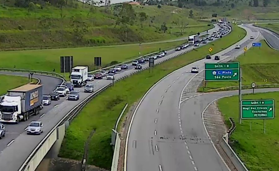 Trânsito intenso nas principais rodovias do Vale do Paraíba e Litoral Norte e espera longa na Balsa em São Sebastião