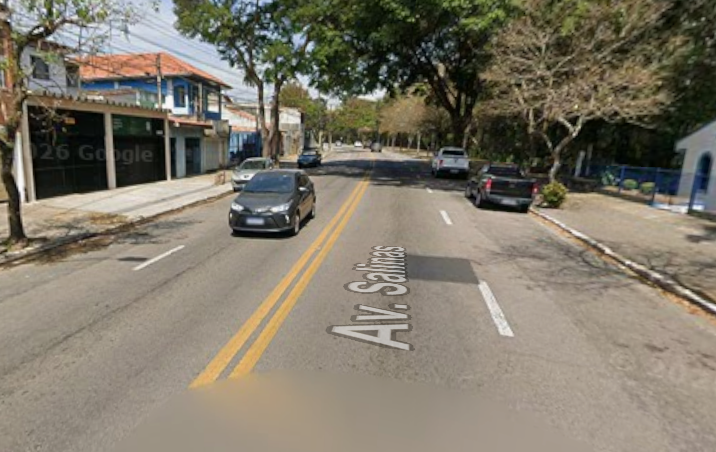 4 pessoas ficam feridas, após carro parado ser atingido e ser arremessado a 30 metros de distância, em acidente na Avenida Salinas, em São José dos Campos