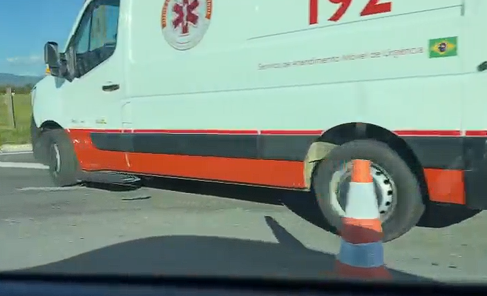 Jovem de 18 anos morre em acidente entre moto, carro e caminhão em rodovia de Pindamonhangaba