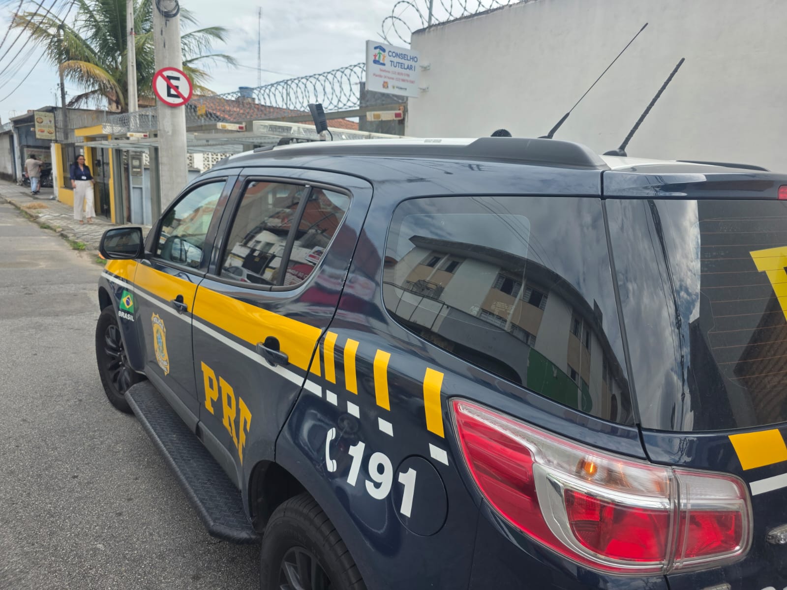 Menino, de 08 anos, é resgatado pela PRF na Via Dutra, em Taubaté após fugir de van escolar porque era maltratado pela mãe