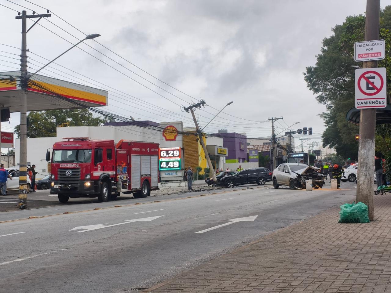Uma mulher, uma criança e um homem ficam feridos em acidente na Avenida JK em São José dos Campos