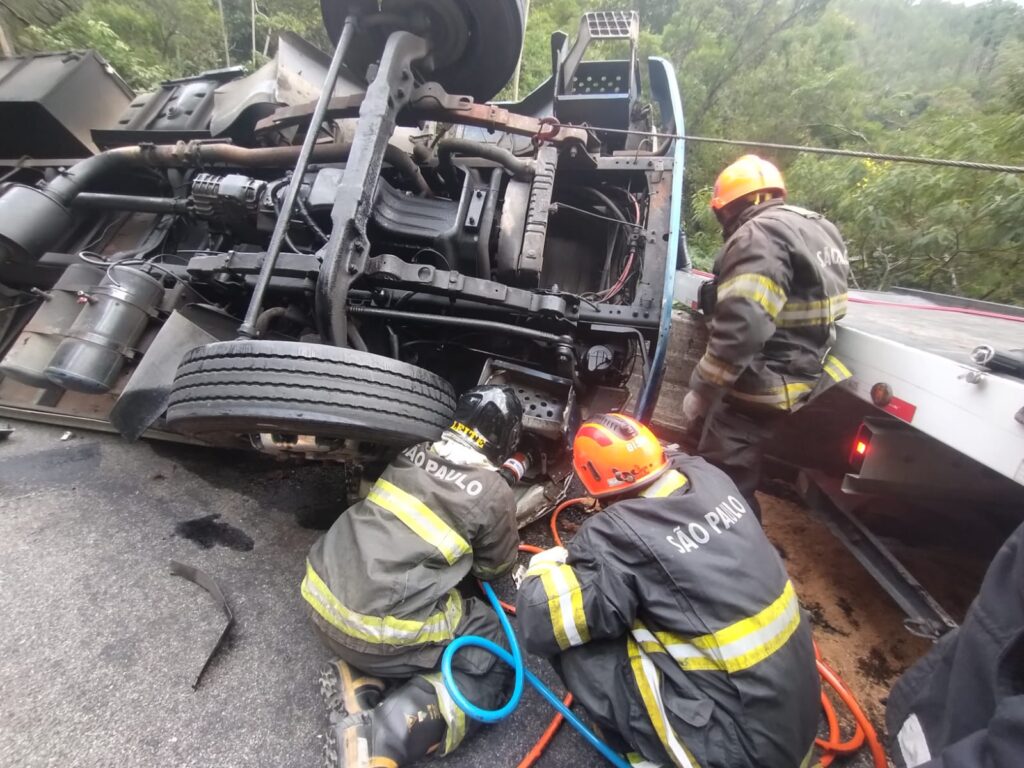 Caminhão tomba na descida da serra da Tamoios