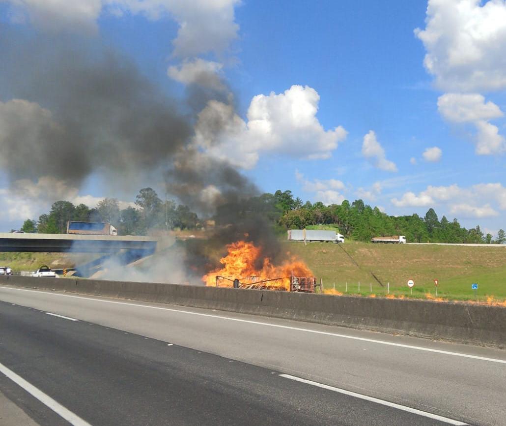 Carreta tomba e pega fogo em Jacareí; motorista morre carbonizado no acesso da Dom Pedro à Dutra