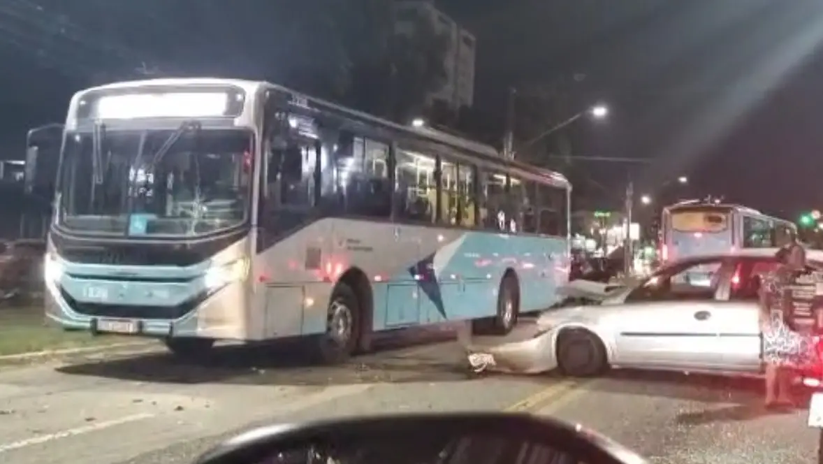 Acidente envolve ônibus e carros e deixa quatro feridos em São José dos Campos
