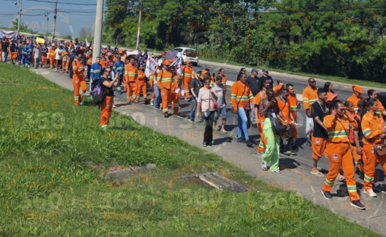 No quinto dia de greve, servidores da Urbam fazem passeata até a Prefeitura