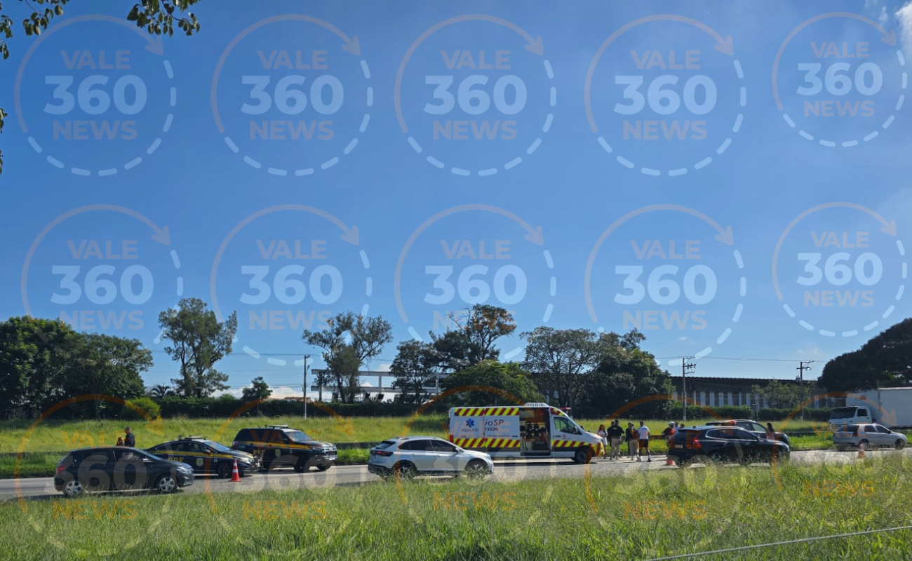 Engavetamento entre três carros interdita totalmente a Via Dutra