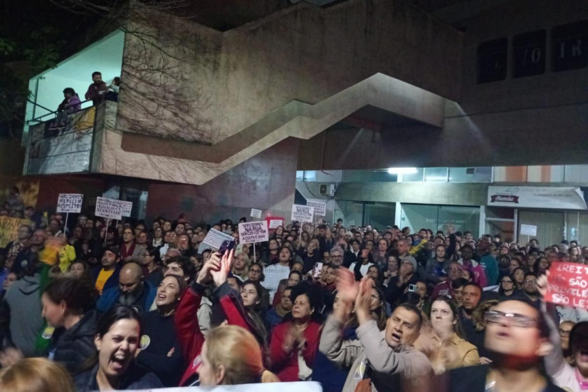 Servidores municipais de Taubaté aprovam greve
